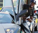 50 Cent est à Los Angeles pour se trouver une jolie voiture... une lamborghini serait une bonne idée (4 novembre 2010)