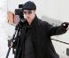 Brad Pitt prend des photos du tournage de la réalisatrice Angelina Jolie en Hongrie le 8 novembre 2010