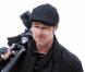 Brad Pitt prend des photos du tournage de la réalisatrice Angelina Jolie en Hongrie le 8 novembre 2010