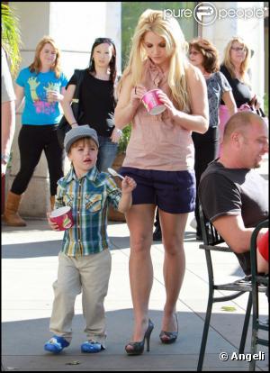 Britney Spears et son fils Sean Preston, cinq ans, dégustent un frozen yogurt dans les rues de Calabasas, en Californie, samedi 13 novembre.