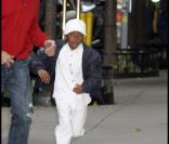 Madonna et ses enfants vont au centre de la Kabbale, le 20 novembre 2010, New York. Ici le petite David Banda 