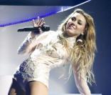 Miley Cyrus adore faire l'acrobate aux MTV Europe music awards à Madrid le 7 novembre 2010.