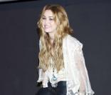 Pantalon cuir et blouse folk, Miley Cyrus ose tous les looks, à Madrid le 6 novembre 2010.