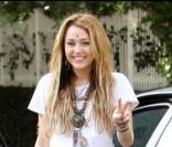 Cow-girl des temps moderne, Miley Cyrus est fière de montrer ses santiags aux couleurs criardes à Tolula Lake, États-Unis le 23 octobre 2010.