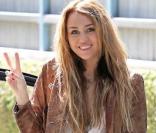 Miley Cyrus cultive son look Pocahontas avec des bottes Minnetonka à Tolula Lake, aux États-Unis le 8 octobre 2010.