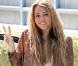 Miley Cyrus cultive son look Pocahontas avec des bottes Minnetonka à Tolula Lake, aux États-Unis le 8 octobre 2010.