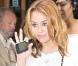 De passage à Paris pour le tournage du film LOL, Miley Cyrus a craqué pour le célèbre it bag 2.55 de Chanel, le 6 septembre 2010.