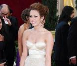 Miley Cyrus à la cérémonie des Oscars, avec une robe Jenny Packham, le 7 mars 2010.