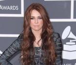 Miley Cyrus aux Grammy Awards le 31 janvier 2010, avec une robe Hervé Leger qu'elle a d'ailleurs vendue aux enchères sur Ebay pour récolter des fonds après le tremblement de terre à Haïti.