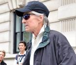 Michael Douglas accompagné de sa femme Catherine Zeta-Jones dans les rues de New York le 23 novembre 2010