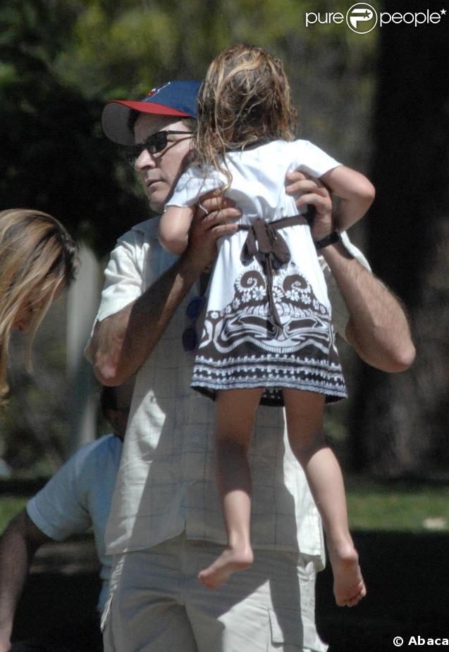 Charlie Sheen en famille avec ses filles et sa nouvelle compagne