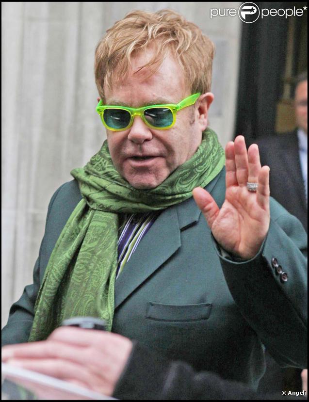 Elton John quitte les studios de Radio 2 à Londres, le 25 novembre 2010