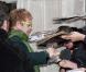 Elton John quitte les studios de Radio 2 à Londres, le 25 novembre 2010