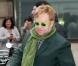 Elton John quitte les studios de Radio 2 à Londres, le 25 novembre 2010