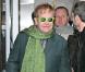 Elton John quitte les studios de Radio 2 à Londres, le 25 novembre 2010