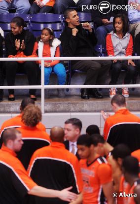 Le président des Etats-Unis Barack Obama, sa belle-mère Marian Robinson, sa femme Michelle Obama et leurs filles Malia et Sasha lors d'un match de basket le 27 novembre 2010 à Washington DC
