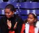 Le président des Etats-Unis Barack Obama, sa belle-mère Marian Robinson, sa femme Michelle Obama et leurs filles Malia et Sasha lors d'un match de basket le 27 novembre 2010 à Washington DC