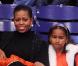 Le président des Etats-Unis Barack Obama, sa belle-mère Marian Robinson, sa femme Michelle Obama et leurs filles Malia et Sasha lors d'un match de basket le 27 novembre 2010 à Washington DC