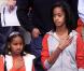 Le président des Etats-Unis Barack Obama, sa belle-mère Marian Robinson, sa femme Michelle Obama et leurs filles Malia et Sasha lors d'un match de basket le 27 novembre 2010 à Washington DC