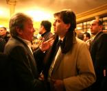 Alain Delon et Arnaud Montebourg aux 20 ans de la revue La règle du jeu, au Café de Flore, à Paris. 30/11/2010