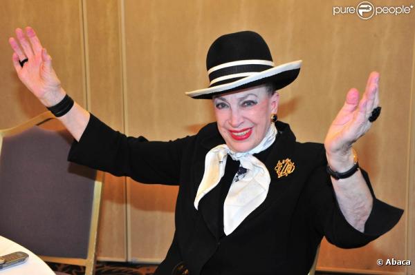 Geneviève de Fontenay présente ses Miss, dans une ambiance déchaînée à Paris. 2/11/2010