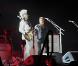 Johnny Hallyday était l'invité surprise du concert de M à Montpellier, le 3 décembre 2010. Les deux artistes, qui ont collaboré sur le prochain album du rockeur, ont partagé  Tanagra , chanson extraite de  Mister Mystère .