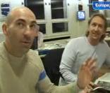 Nicolas Canteloup et Philippe Caverivière dans les coulisses de La Revue de Presque, sur Europe 1 en juin 2007
