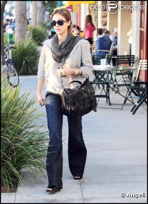 Jessica Alba dans les rues de Los Angeles le 8/12/10