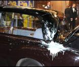 La voiture du prince Charles et de Camilla attaquée par des manifestants, à Londres. 9/12/2010