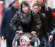 La belle Paz de la Huerta, sa soeur Rafaela et la fille de cette dernière, en shopping à New York, le 10 décembre 2010.