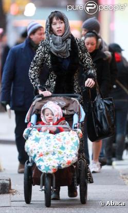 La belle Paz de la Huerta, sa soeur Rafaela et la fille de cette dernière, en shopping à New York, le 10 décembre 2010.
