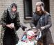 La belle Paz de la Huerta, sa soeur Rafaela et la fille de cette dernière, en shopping à New York, le 10 décembre 2010.