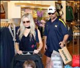 Russell Crowe fait son shopping en famille