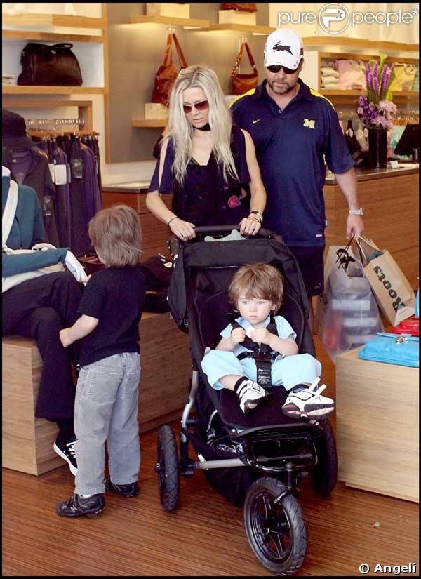 Russell Crowe fait son shopping en famille