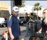 Russell Crowe fait son shopping en famille