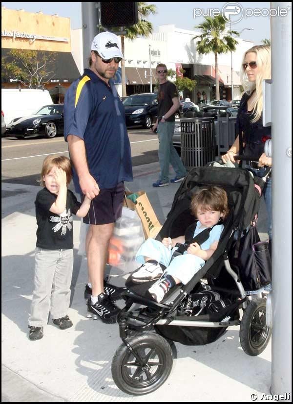 Russell Crowe fait son shopping en famille