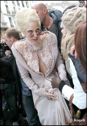 Lady GaGa, enfin arrivée à Paris, déjeune au restaurant Chez André. 20/12/2010