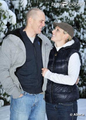 Zara Phillips et son fiancé Mike Tindall prennent ka pose dans leur domicile du Gloucestershire après avoir annoncé leur futur mariage le 21 décembre 2010