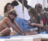 Tamara Mellon, sa fille et une amie en vacances à Saint-Barthélémy, le 19 décembre 2010.