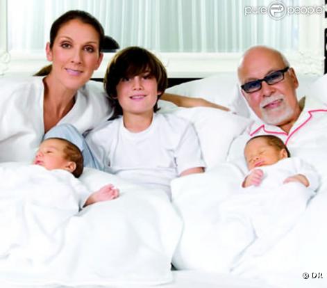 Céline Dion pose aux côtés de sa famille au grand complet (René Angélil, René-Charles, et les jumeaux Eddy et Nelson), sur la carte de voeux qu'elle a notamment adressée au personnel du Caesars Palace (Las Vegas).