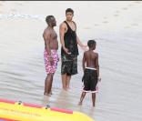 P. Diddy s'éclate sur une plage de Saint Barthélémy en famille avec quelques amis avant de célébrer la nouvelle année en fin décembre 2010
