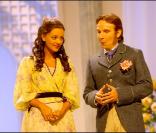 Lorànt Deutsch et sa femme Marie-Julie Baup sur scène en août 2006. 