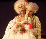 Lorànt Deutsch et sa femme Marie-Julie Baup en janvier 2005, sur scène dans le spectacle Amadeus. 