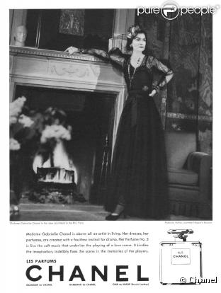 Mademoiselle Gabrielle Chanel dans ses appartements prend la pose pour Chanel N°5. 1937