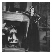 Mademoiselle Gabrielle Chanel dans ses appartements prend la pose pour Chanel N°5. 1937<br />