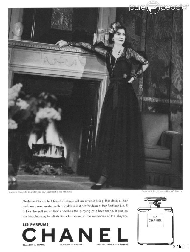 Mademoiselle Gabrielle Chanel dans ses appartements prend la pose pour Chanel N°5. 1937