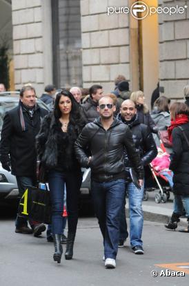 Le milieu de terrain néerlandais de l'Inter Milan Wesley Sneijder, exempté de terrain pour blessure, en profite (ici : le 4 janvier, dans Milan) pour flâner avec sa charmante épouse, Yolanthe.