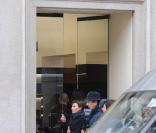 Le milieu de terrain néerlandais de l'Inter Milan Wesley Sneijder, exempté de terrain pour blessure, en profite (ici : le 4 janvier, dans Milan) pour flâner avec sa charmante épouse, Yolanthe.