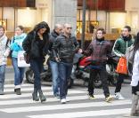 Le milieu de terrain néerlandais de l'Inter Milan Wesley Sneijder, exempté de terrain pour blessure, en profite (ici : le 4 janvier, dans Milan) pour flâner avec sa charmante épouse, Yolanthe.