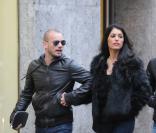 Le milieu de terrain néerlandais de l'Inter Milan Wesley Sneijder, exempté de terrain pour blessure, en profite (ici : le 4 janvier, dans Milan) pour flâner avec sa charmante épouse, Yolanthe.